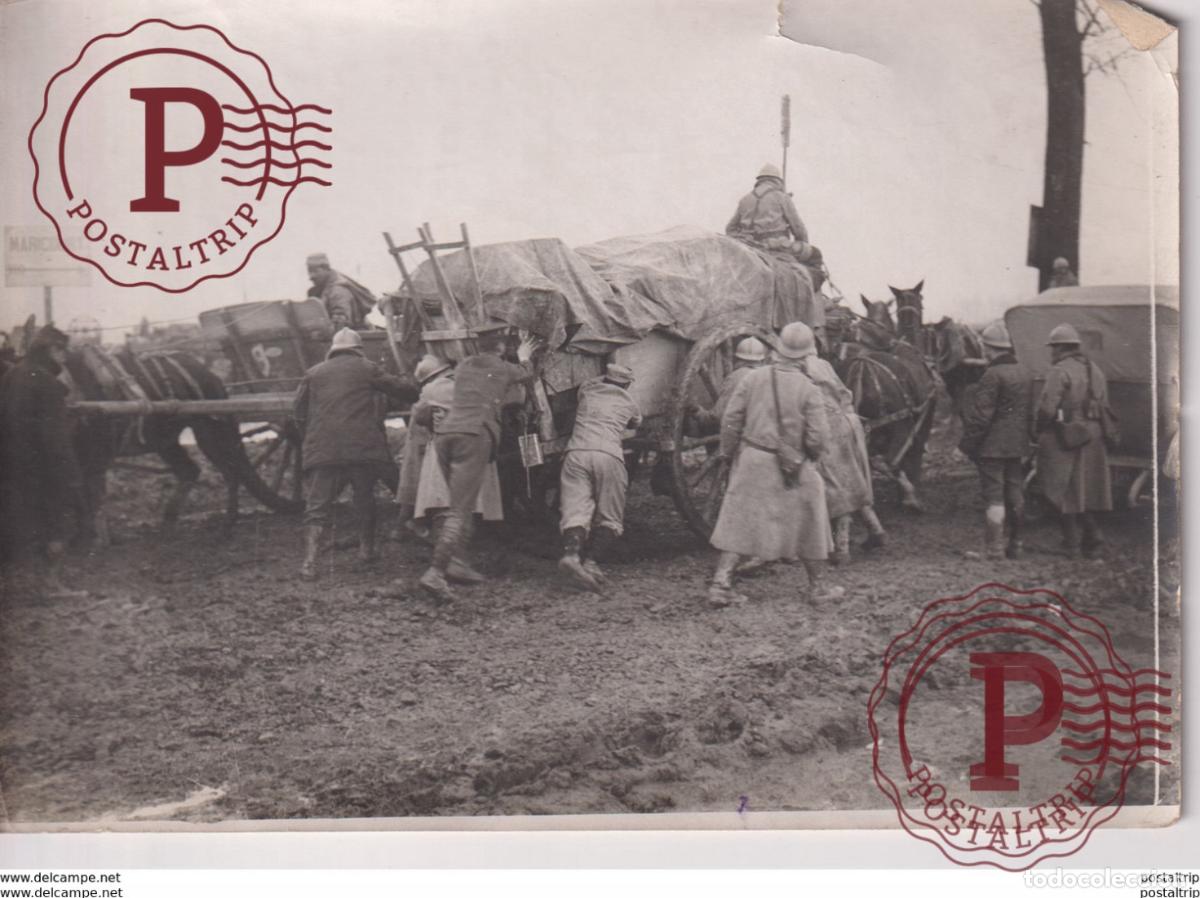 Military Antiques: Q BRITISH SOLDIER LENDS A HAND +-&nbsp;18*13CM WORLD WAR GUERRE MUNDIAL