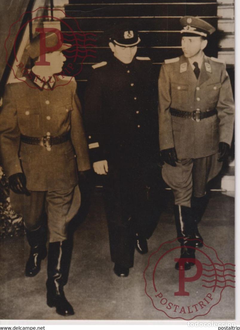 Militaria: EAST GERMAN ARMED FORCES UNIFORMS EAST BERLIN ARMY, NAVY AND AIR FORCE RUSSIAN STYLE 20*15CM