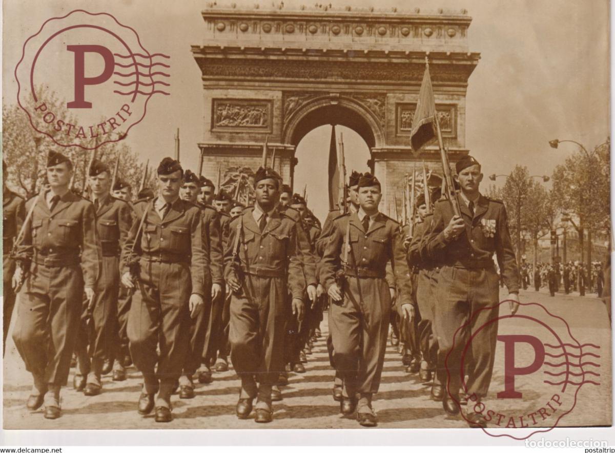 Militaria: DEFILE DE TROUPES AUX CHAMPS ELYSEES PARIS FRANCE 18*13CM