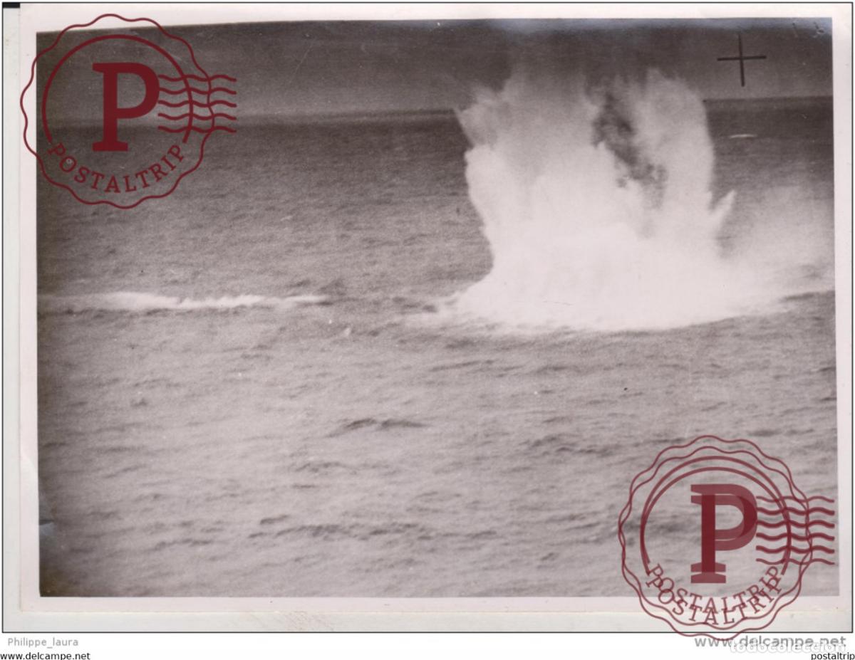 Militaria: BRITISH OFFICIAL PHOTOGRAPHFOUR STAGES IN THE SINKING OA A U BOAT RAF BAY OF BISCAY