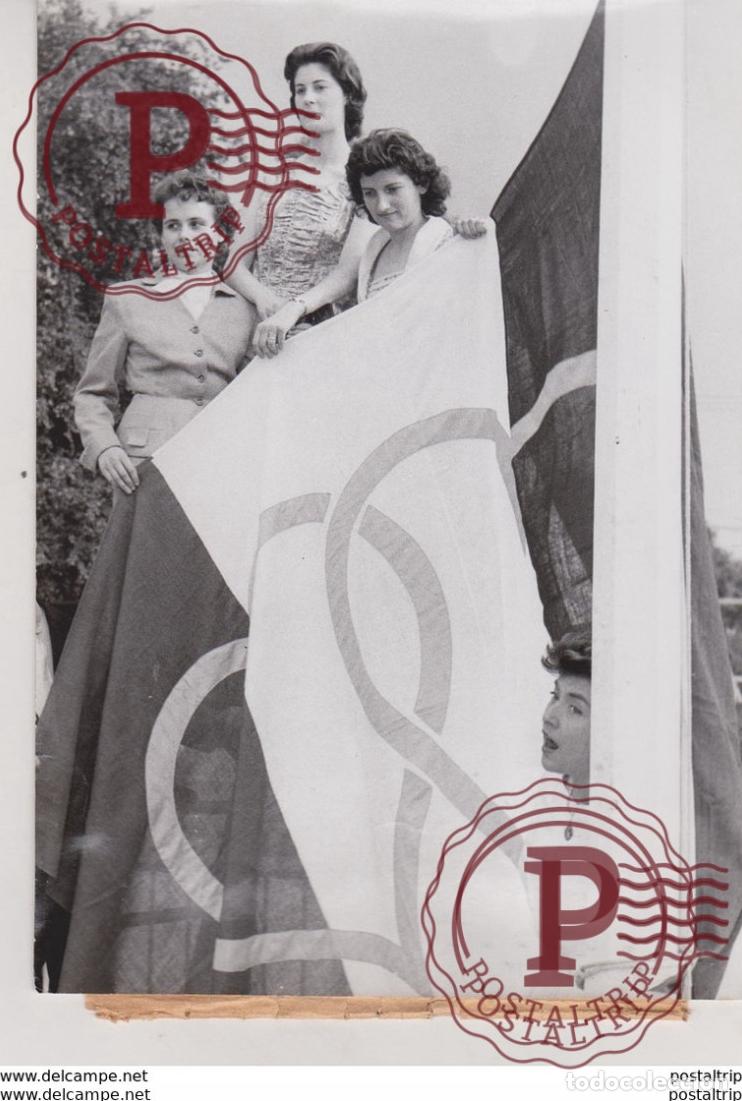 Militaria: LES TROIS JOYEUSES AU COURS DU PLUS GRAND BAL DU MONDE LESPLANADE DES INVALIDES DRAPEAUX EN AFRI