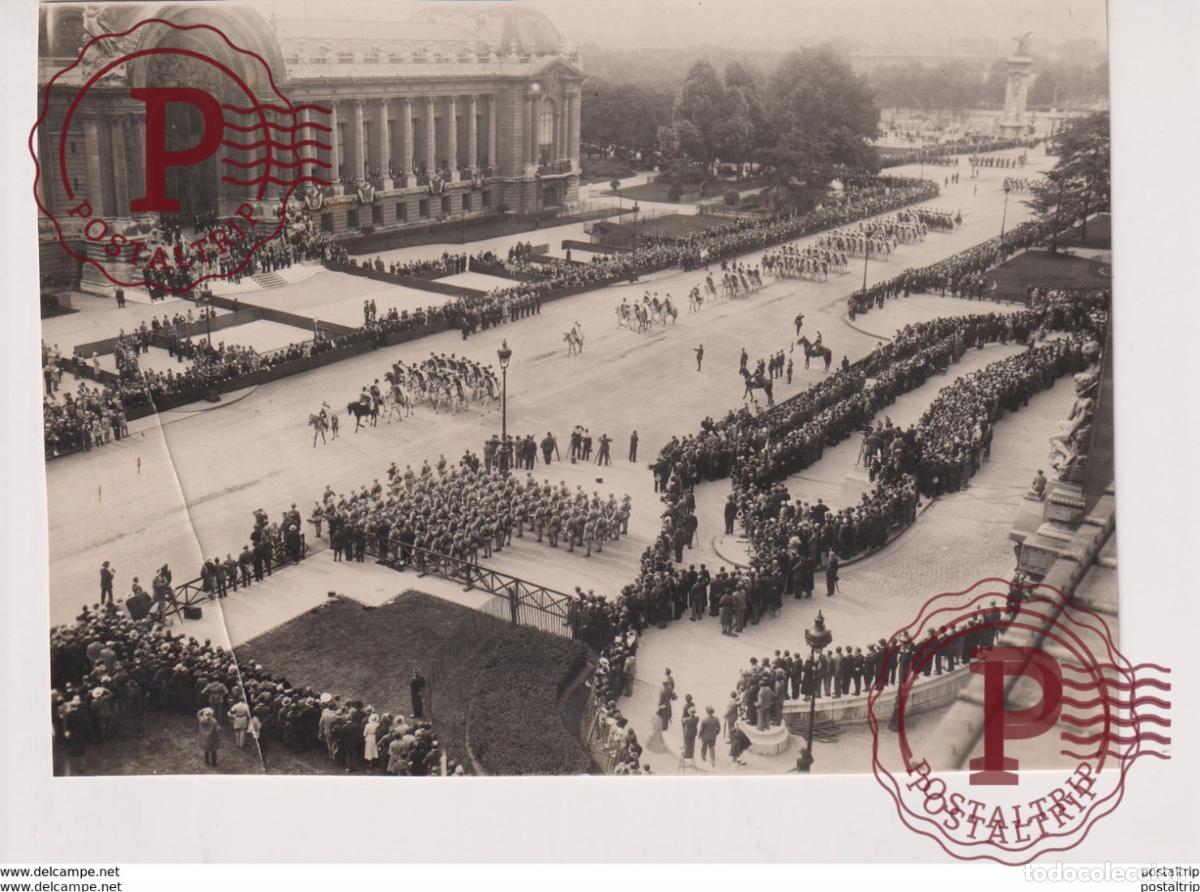 Militaria: PARIS REVUE DU 14 JUILLET DEVANT LE PETIT PALAIS 16*12 cm