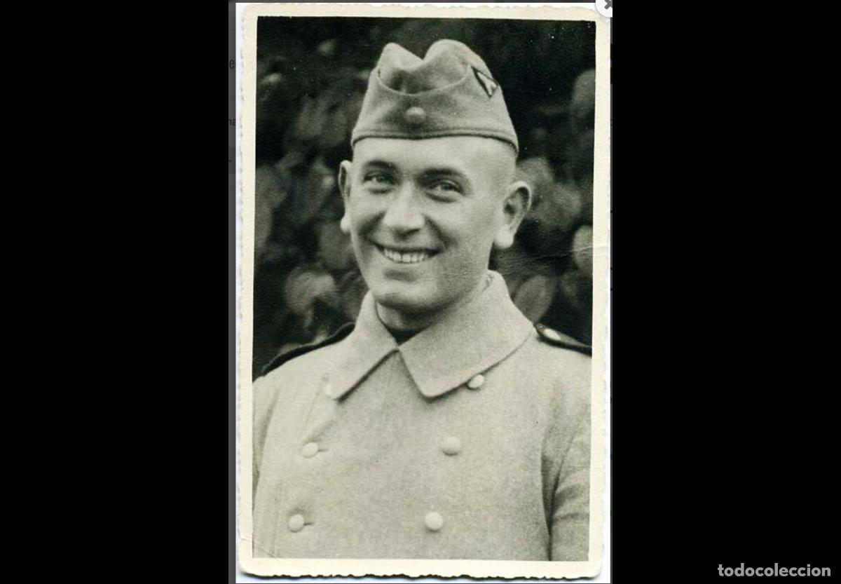 Militaria: FOTO POSTAL SOLDADO SS CON GORRA CON SU BOT&Oacute;N TOTENKOPF Y AGUILA SS.