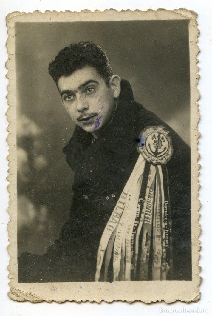 Militaria: Retrato de marino con la escaparela de cintas que se pon&iacute;an al licenciarse, Ferrol 1948