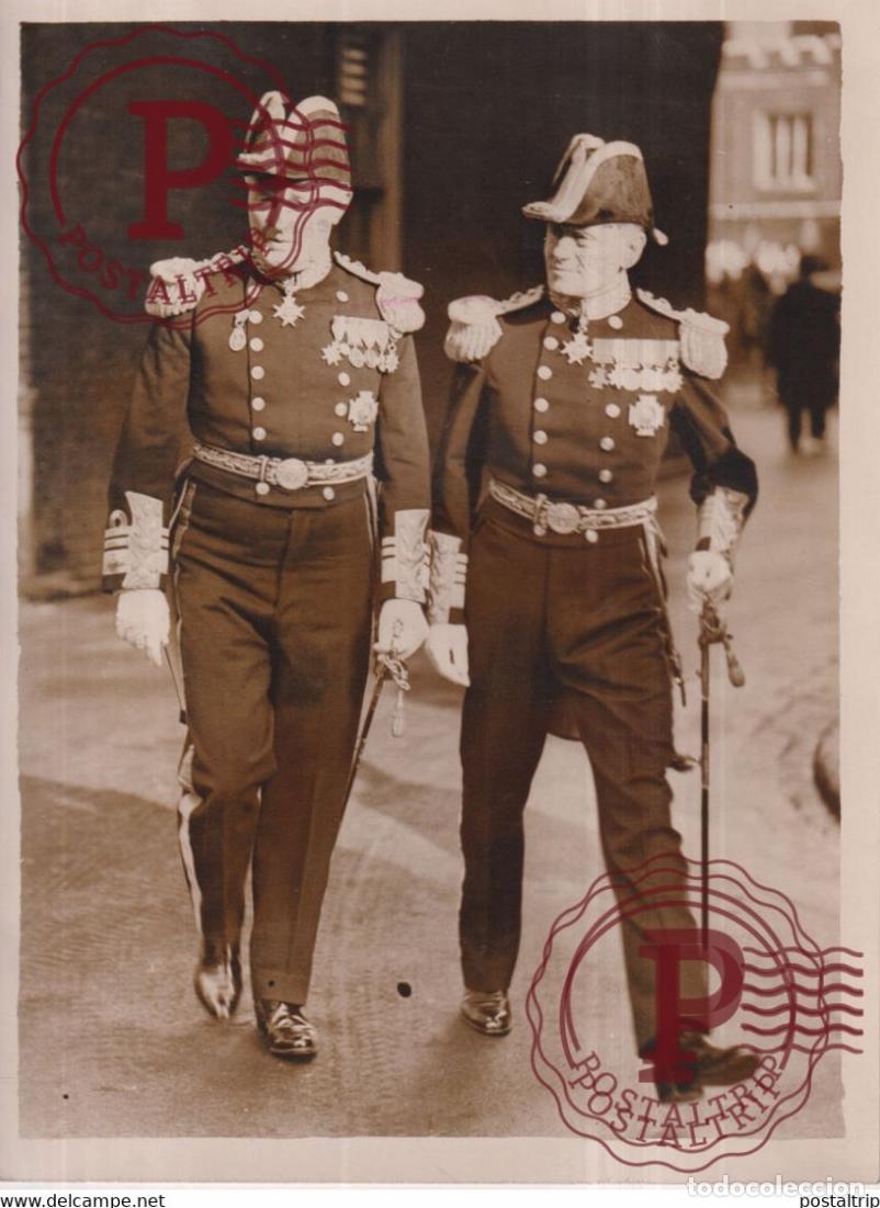 Militaria: KING AT ST JAMES PALACE VICE ADMIRAL BUBBLES SECOND SEA LORD ADMIRAL NAISMITH 1937 20*15CM