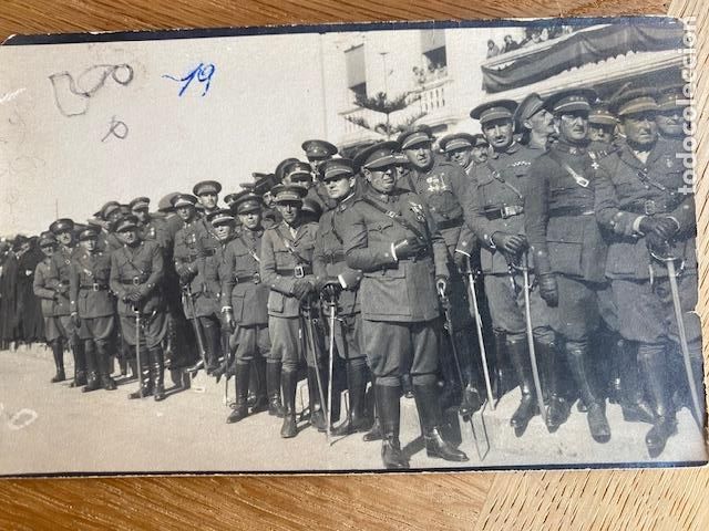 Militaria: Militares. Grupo de militares esperando sin identificar.