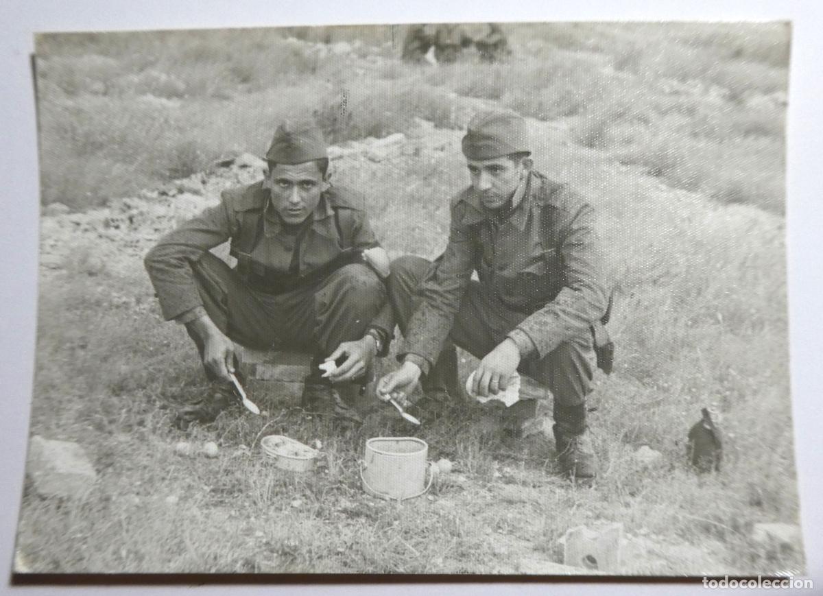 Militaria: Fotograf&iacute;a de dos soldados ,comiendo el rancho
