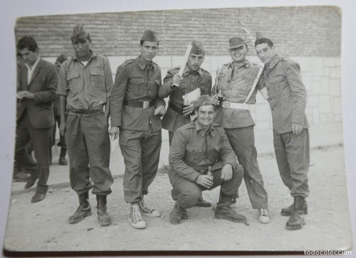 Militaria: Fotograf&iacute;a de un grupo de soldados