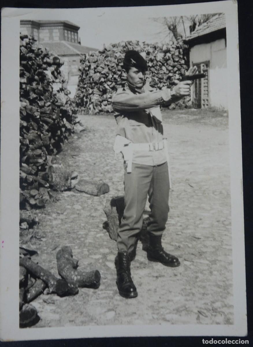 Militaria: ANTIGUA FOTOGRAF&Iacute;A MILITAR, UNIFORME, PISTOLA, LUGAR POR DETERMINAR, VER FOTOS