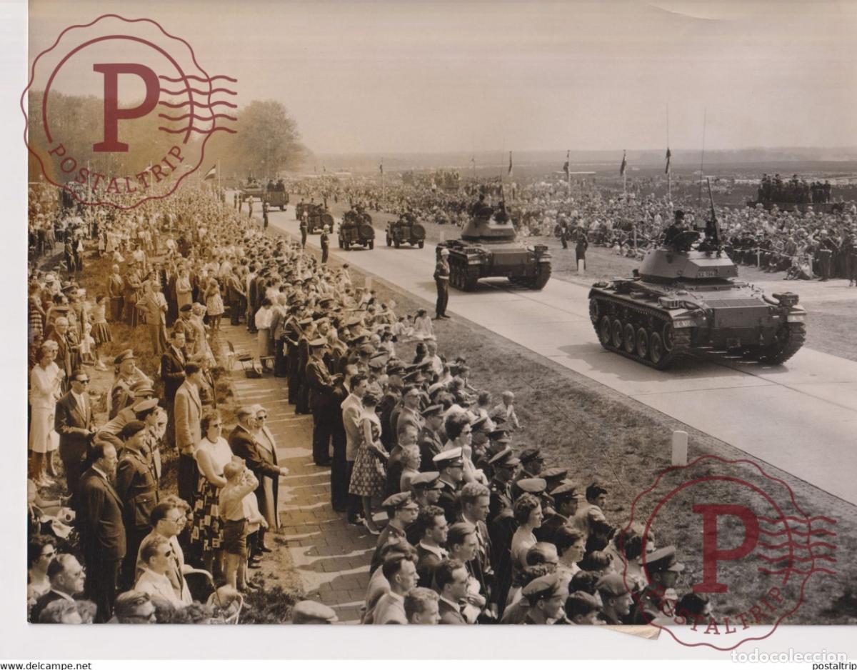 Militaria: EDE NEDERLAND HOLLAND 1960 GROTE DEFIL&Eacute; TANKS 24*18CM