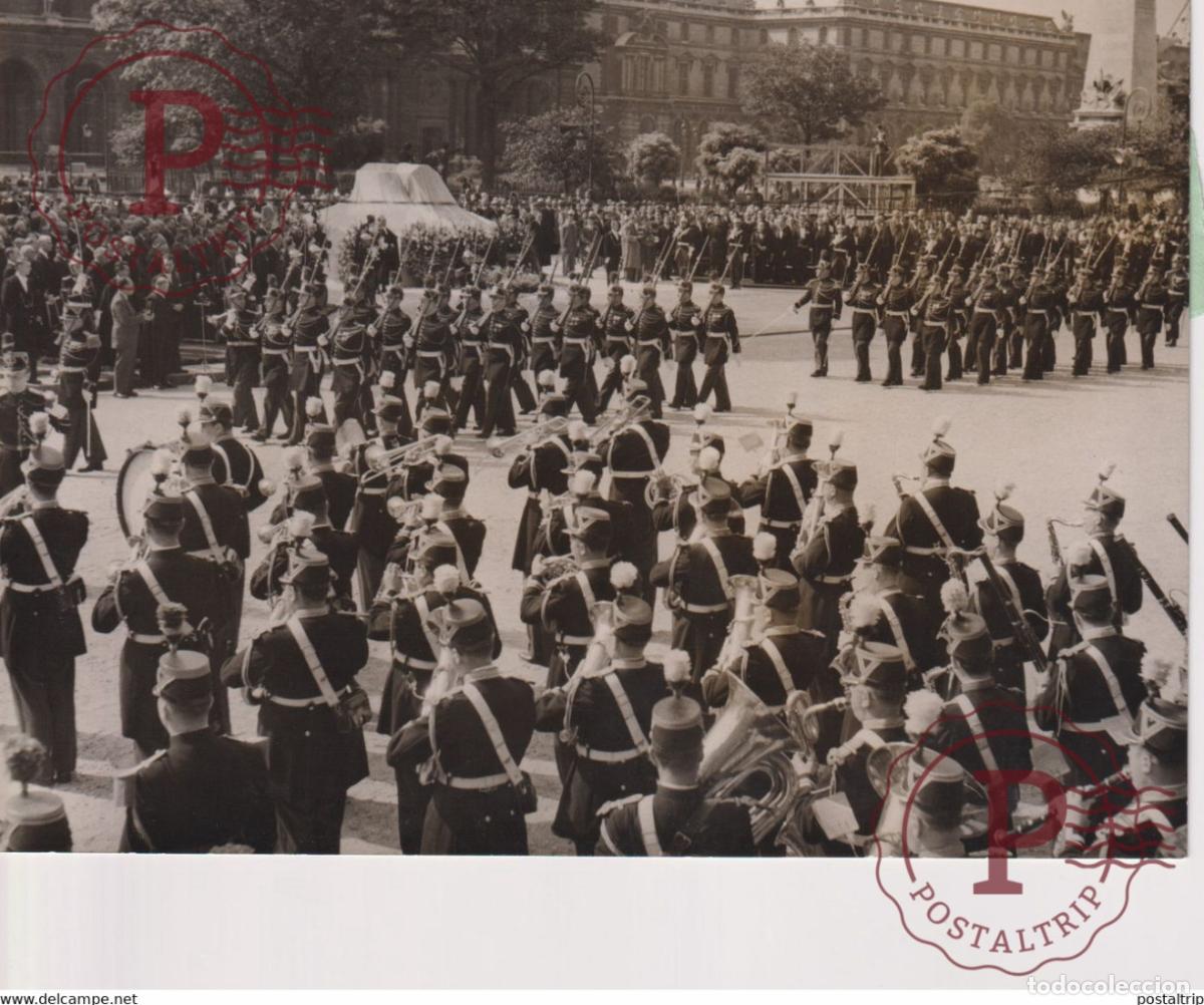 Militaria: MR MAURICE PETSCHE MINISTRE DETAT TEMPLE DE LORATOIRE DEFILE DES TROUPES CATAFALQUE 18*13CM