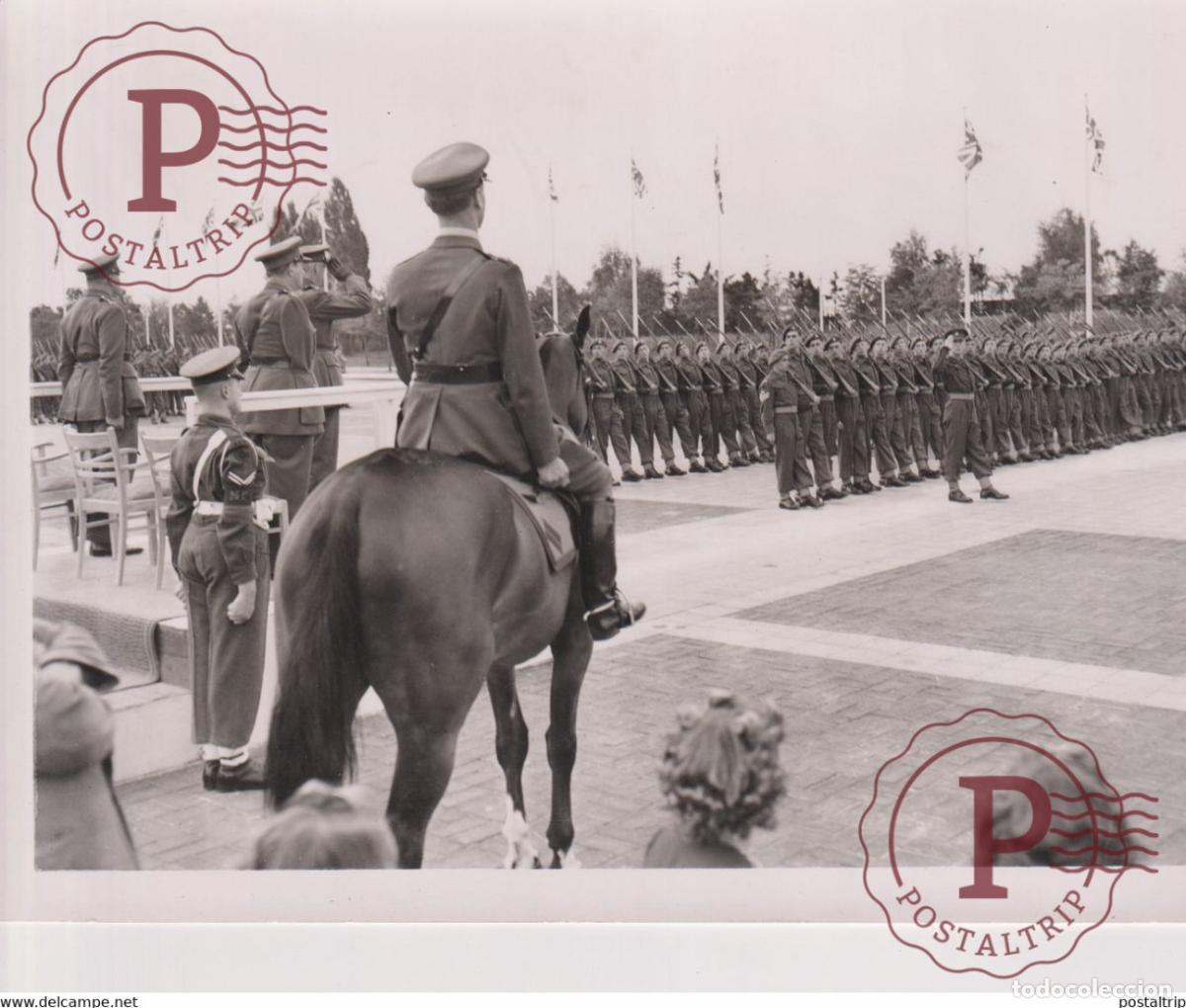 Militaria: BERLIN GERMANY DEUTSCHLAND BRITISH MILITARY CEREMINIES TROOPING THE COLOUR QUEENS ROYAL REGIMENT OL