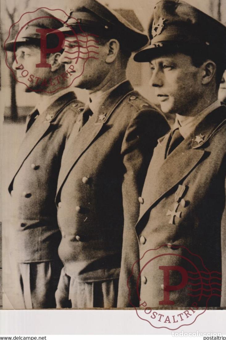 Militaria: POST WAR MEDAL FOR GERMAN SOLDIER CORPORAL WALTER STUERM ORDER OF MERIT WEST GERMAN FEDERAL REPUBLIC