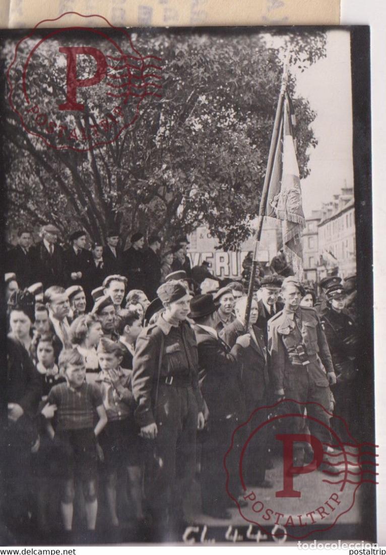 Militaria: RAF AIRMAN BASTILLE DAY BAYEUX 9*6CM GUERRE BRITISH ARMY WW2 LIBERACION CROWN PHOTOGRAPH