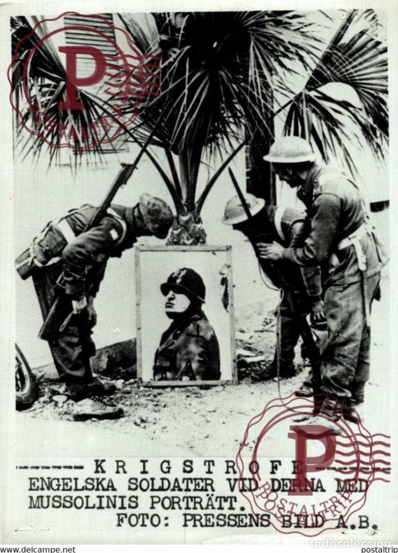 Militaria: ENGLISH SOLDIERS WITH A PORTRAIT OF MUSSOLINI WORLD WAR 21*15CM SWEDEN SVERIGE SEE CORNERS