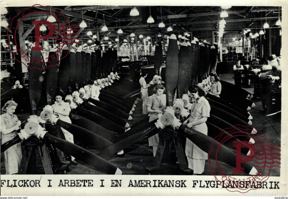 Militaria: GIRLS WORKING IN AMERICAN AIRCRAFT FACTORY WORLD WAR TWO 21*15CM SWEDEN SVERIGE SEE CORNERS