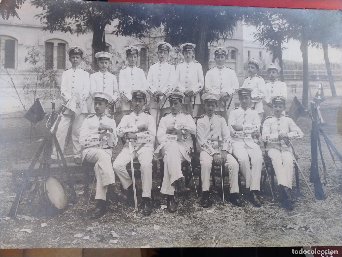 Militaria: Curiosa fotograf&iacute;a cadetes escuela de Marina. No figura fot&oacute;grafo. 40 x 28 cm