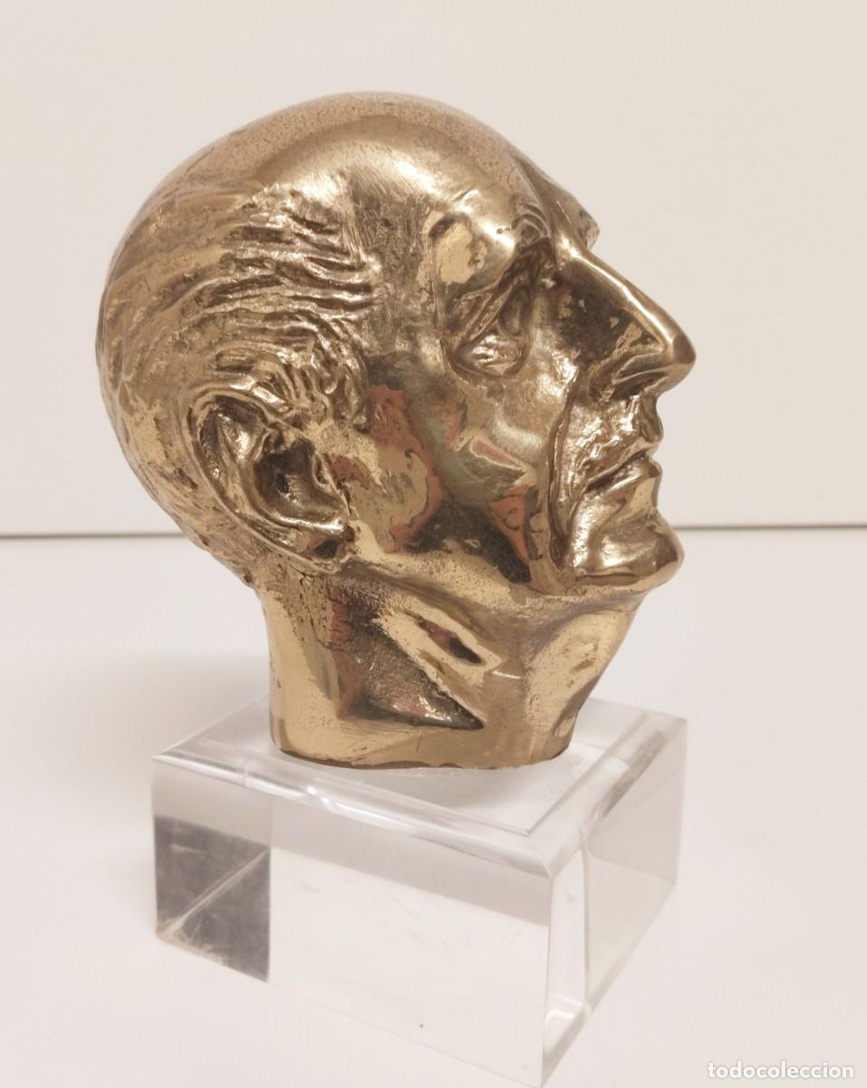 Militaria: Busto de bronce de Francisco Franco con peana de metacrilato. 15 cent&iacute;metros de altura.