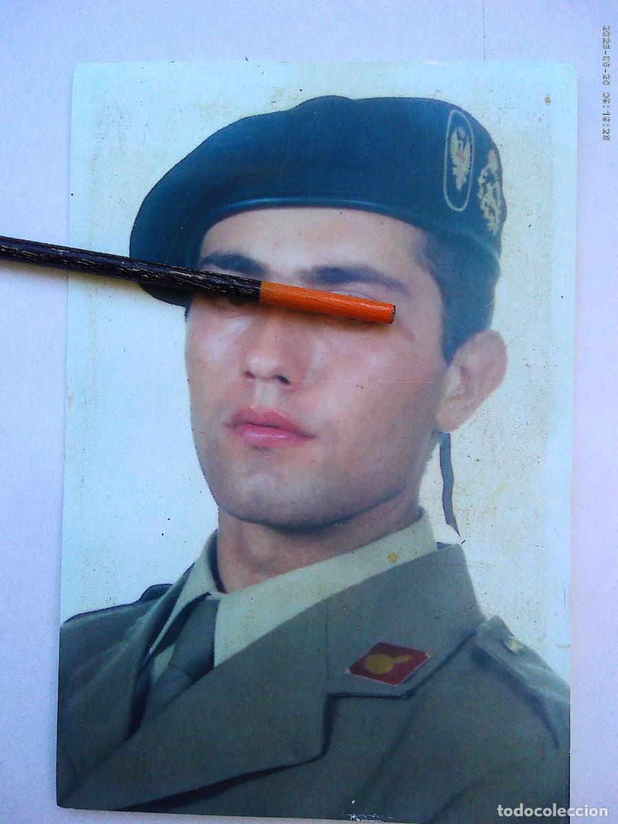 Militaria: FOTO DE ESTUDIO DE JOVEN MILITAR DE ARTILLERIA CON BOINA DE CARROS DE COMBATE
