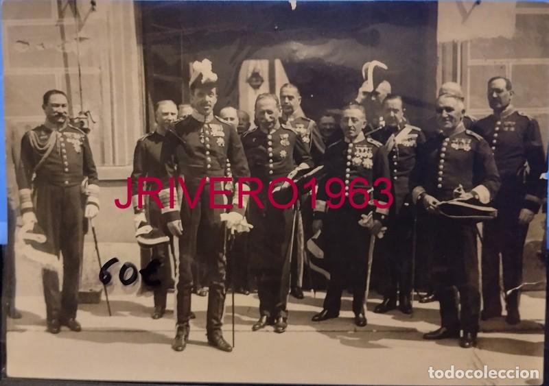 Militaria: EL REY ALFONSO XIII EN EL CUARTEL GENERAL DE ALABARDEROS, 174X120MM