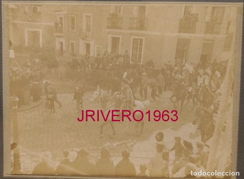 Militaria: EL REY ALFONSO XIII VESTIDO DE HUSAR EN UN DESFILE MILITAR, 118X88MM