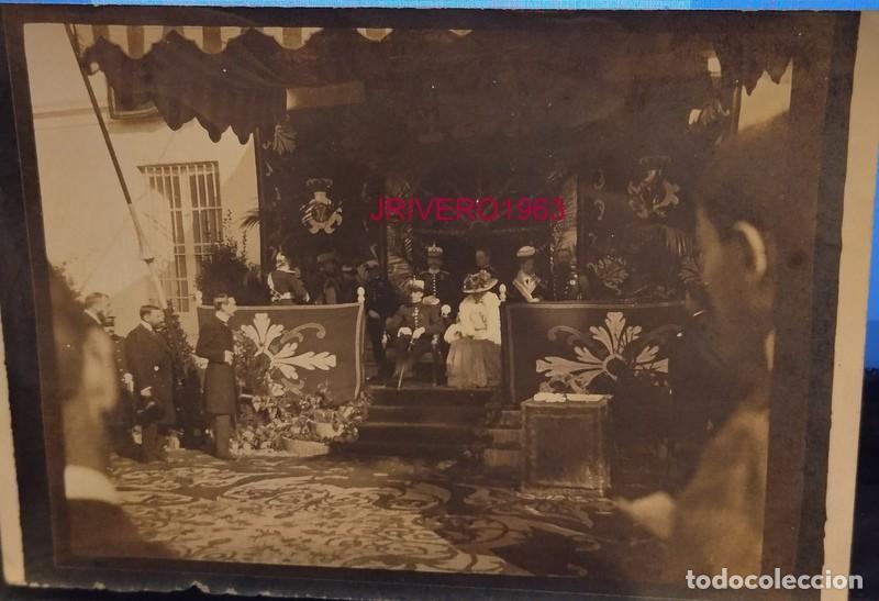 Militaria: ANTIGUA FOTOGRAFIA DEL REY ALFONSO XIII , JUNTO A LA REINA, EN UN ACTO PUBLICO