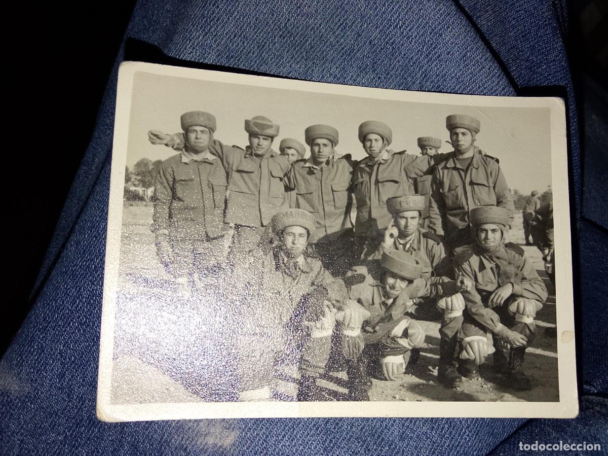 Militaria: Fotograf&iacute;a de un grupo de paracaidistas, probablemente en Sidi Ifni con firmas
