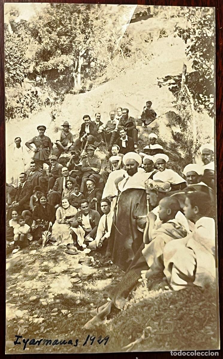 Militaria: Fotografia de militares de la Mehal-la Jalifiana con oficiales espa&ntilde;oles y distintas familias en Iya