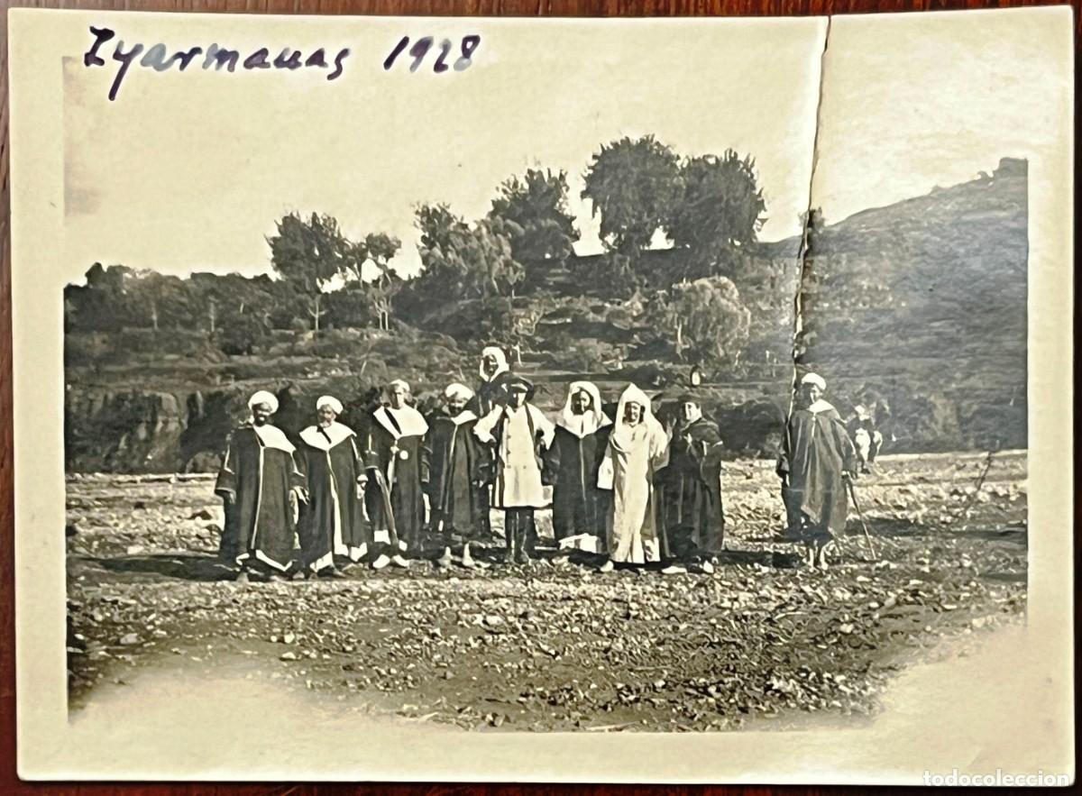 Militaria: Fotografia de militares de la Mehal-la Jalifiana con oficiales espa&ntilde;oles y distintas familias en Iya