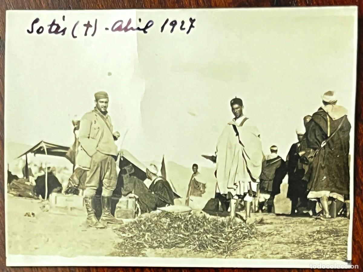 Militaria: Fotografia de 1927 Sot&eacute;s militar espa&ntilde;ol y miembros de la Mehal-la Jalifiana en la zona central del
