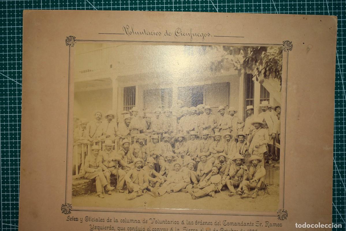 Militaria: Foto de los Jefes y Oficiales de la Columna de Voluntarios del Comandante Ramos, Cuba, 1896.