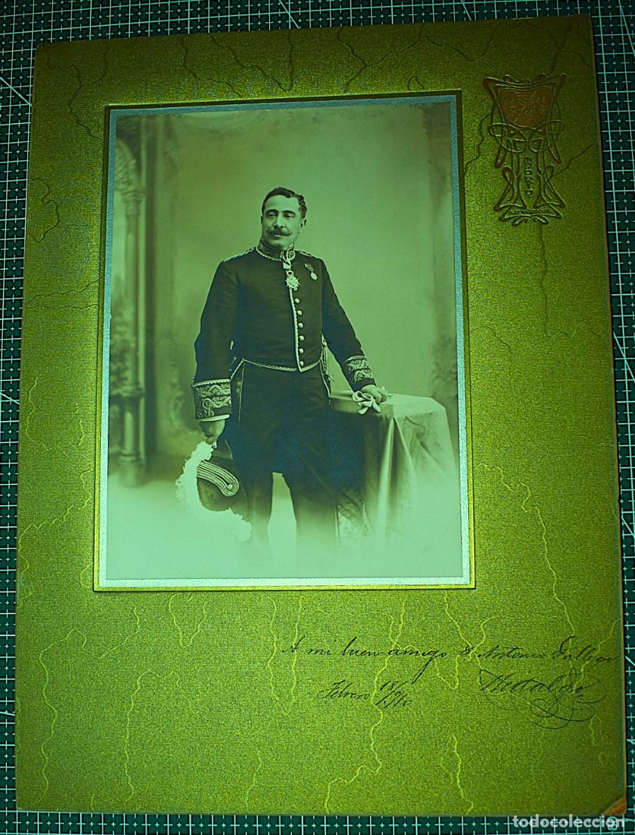 Militaria: Foto de un se&ntilde;or de gala. Dedicada su amigo Antonio Gallego en 1910. Mide 37 x 27 cm. en total.