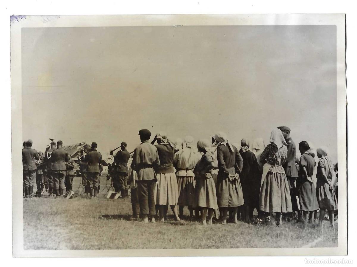 Militaria: FOTOGRAF&Iacute;A- CONCIERTO MILITAR ALEMAN EN UN PUEBLO SOVI&Eacute;TICO. 2&ordf; GUERRA MUNDIAL. 1941. HOFFMANN