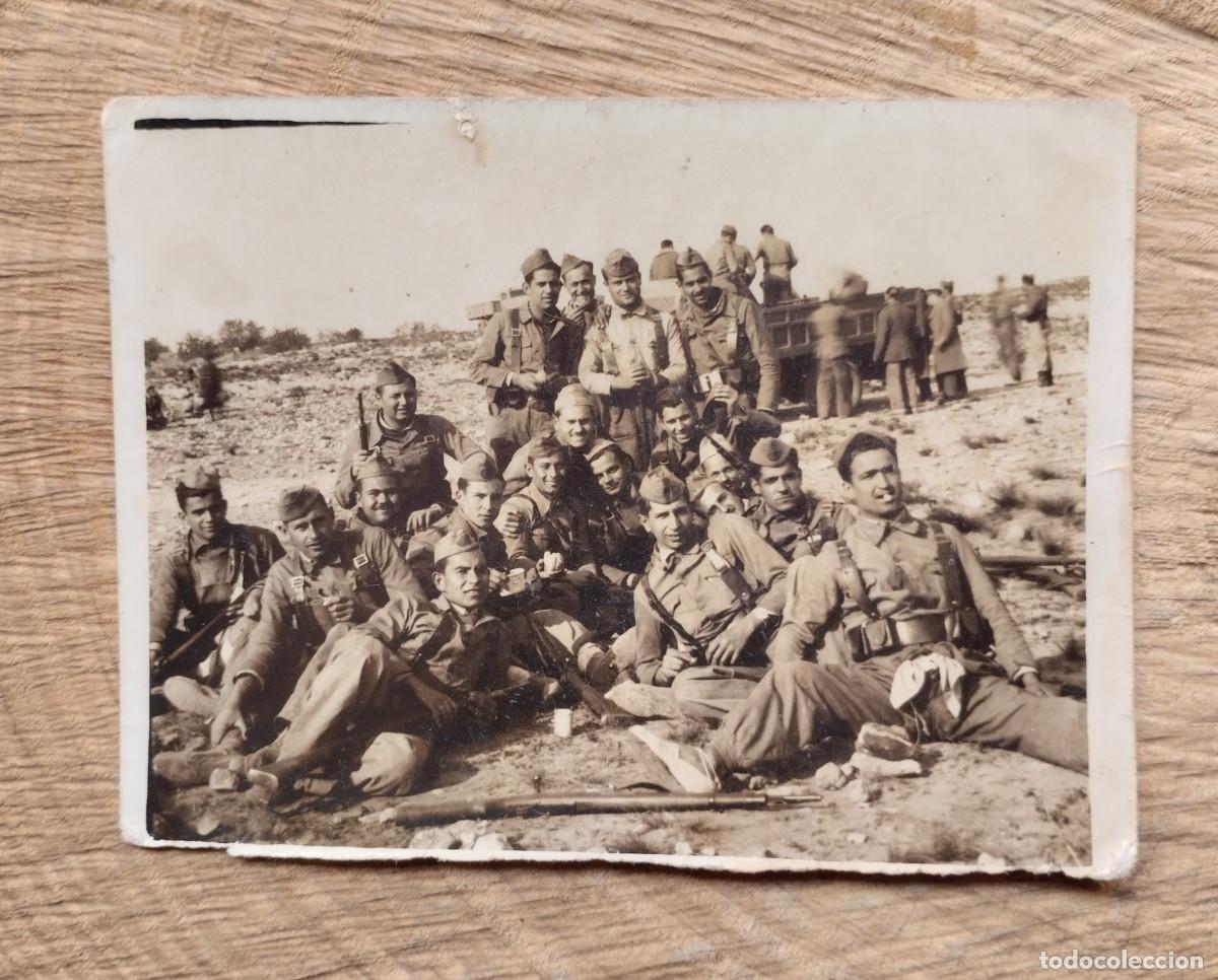 Militaria: Fotograf&iacute;a antigua de grupo militares/ milicianos con armas y camioneta de fondo. Guerra Civil