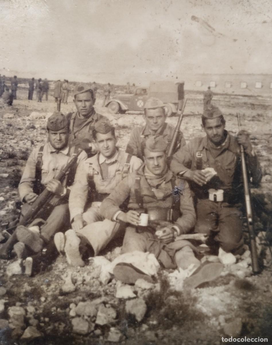 Militaria: Fotograf&iacute;a antigua de grupo de militares/ milicianos y armas durante la Guerra Civil y veh&iacute;culo.