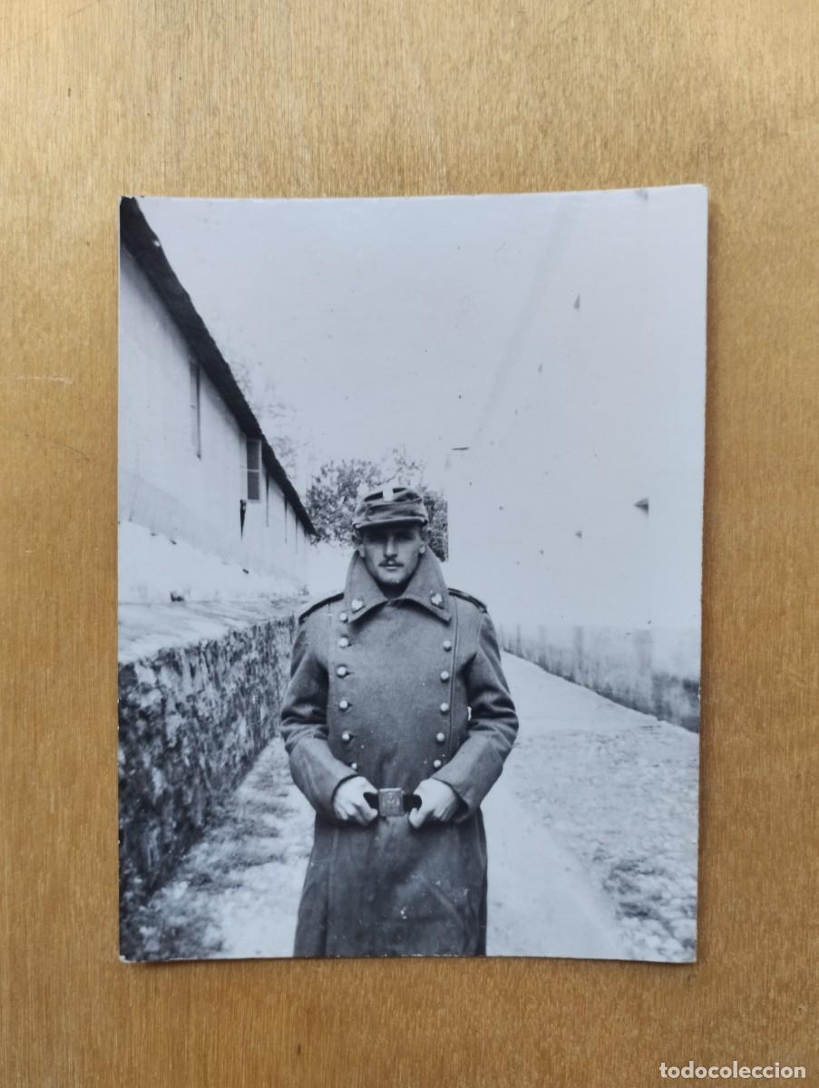 Militaria: Fotograf&iacute;a antigua de un militar con abrigo y gorra. Con dedicatoria al dorso.