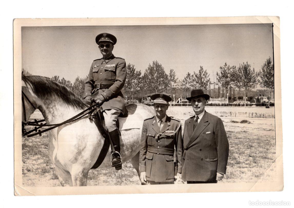 Militaria: TRES PERSONAS DOS DE ELLAS MILITARES. 11,5X17,5.