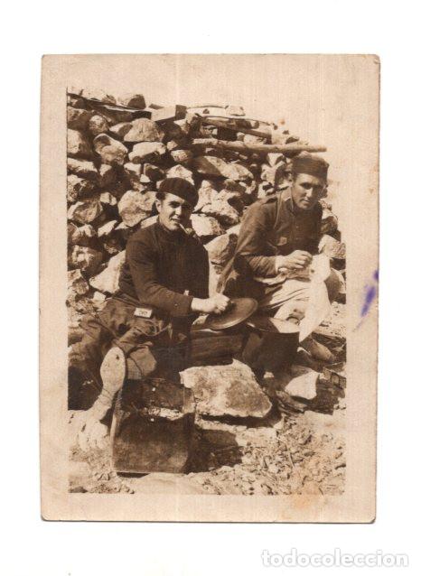 Militaria: SOLDADOS EN LO QUE PARECE SER UNA POSICI&Oacute;N DE FRENTE O UNA TRINCHERA IMPROVISADA. 6,5X9.