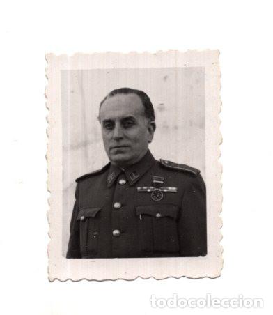 Militaria: FOTOGRAF&Iacute;A DE CARNET. GUARDIA CIVIL CON MEDALLA DE LA VIEJA GUARDIA, FALANGE.