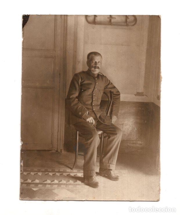 Militaria: COMANDANTE CON UNIFORME DE &Eacute;POCA, PRINCIPIOS SIGLO XX, SENTADO EN UNA SILLA, ESCENA FAMILIAR. 8X9.