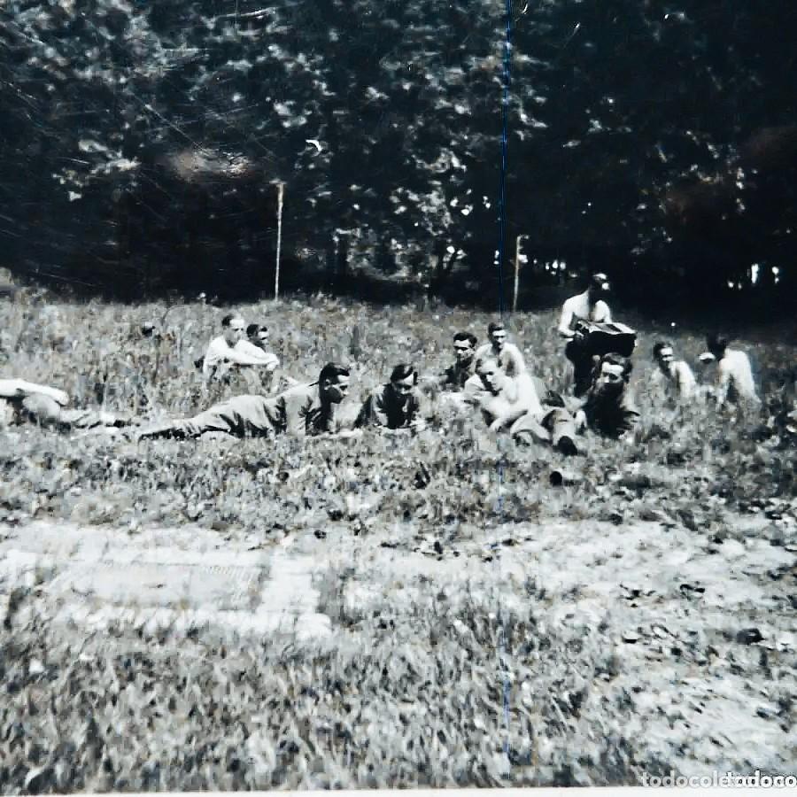 Militaria: TRUPPEN DE LA WEHRMACHT DE RELAX EN EL CAMPO, MIENTRAS UNO TOCA LA ACORDEON. III REICH.A&Ntilde;OS 1939-45