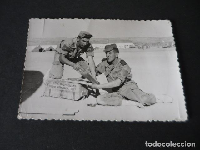 Militaria: AAIUN SAHARA ESPA&Ntilde;OL SOLDADOS CON MUNICIONES ANTIGUA FOTOGRAFIA 7 x 10 cm