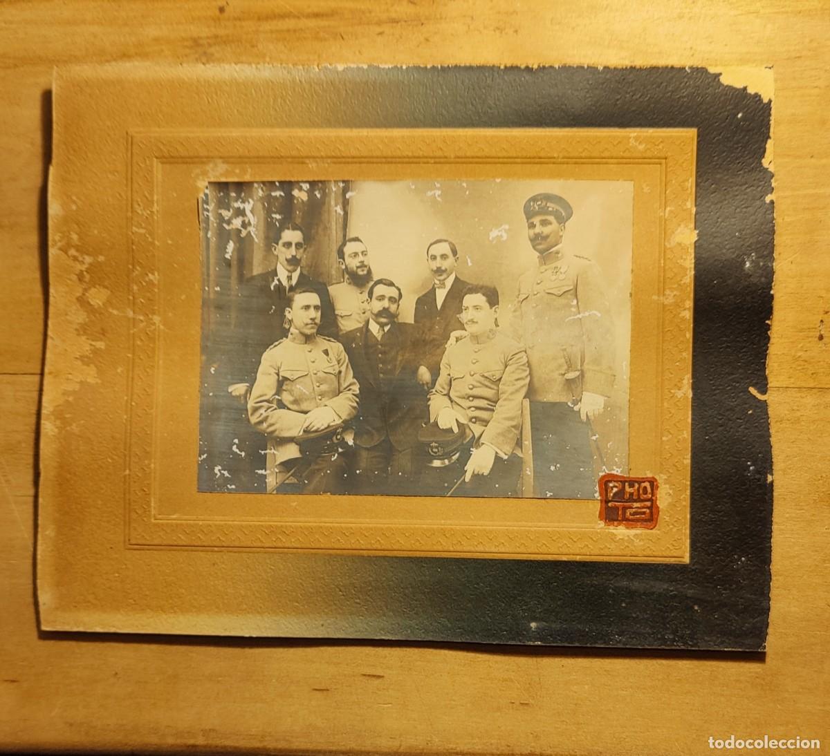 Militaria: Antigua fotograf&iacute;a de un grupo de militares y caballeros, PP. del siglo XX. Alicante