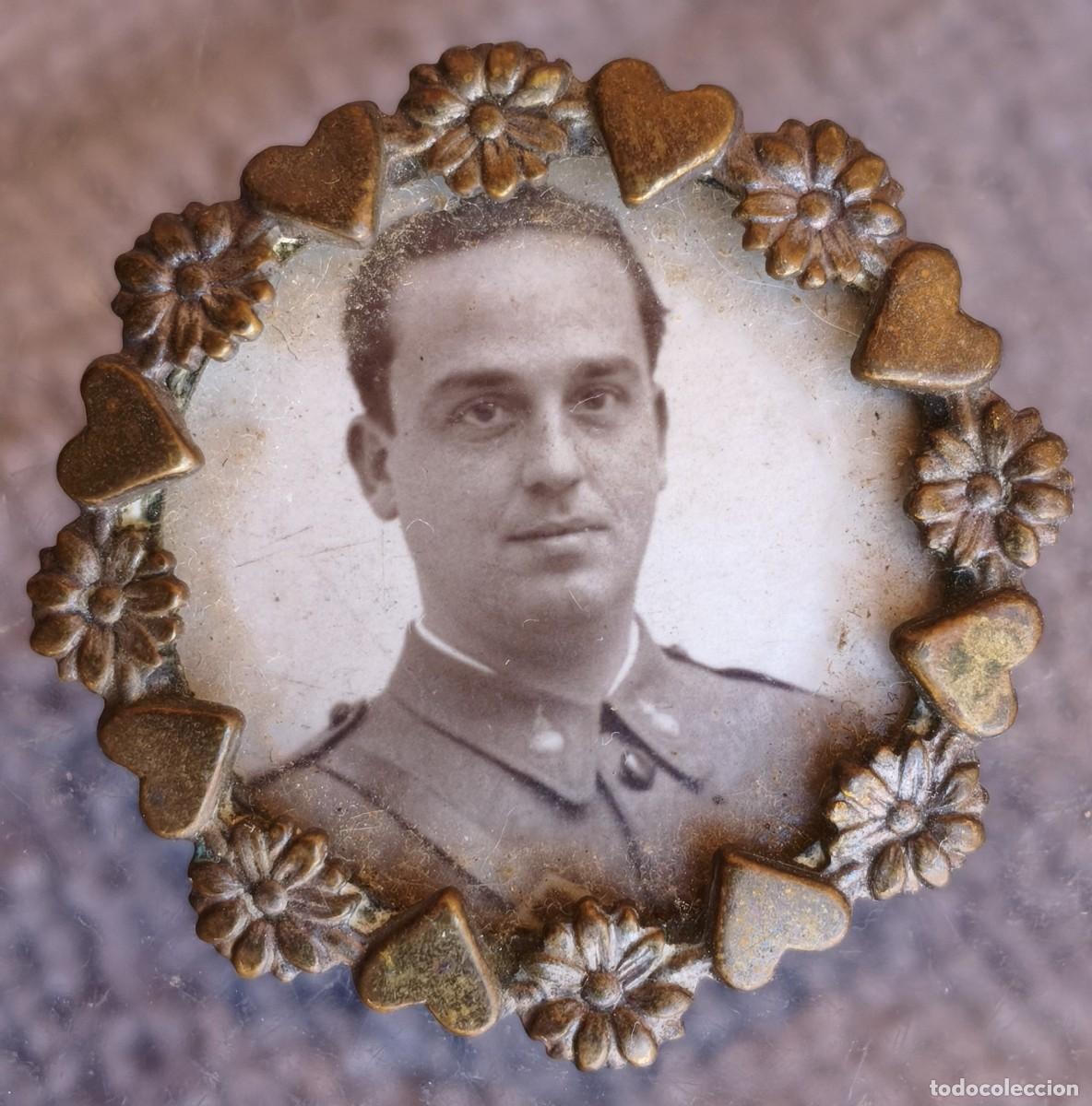 Militaria: Antiguo y peque&ntilde;o broche con fotograf&iacute;a. Soldado de Artiller&iacute;a.