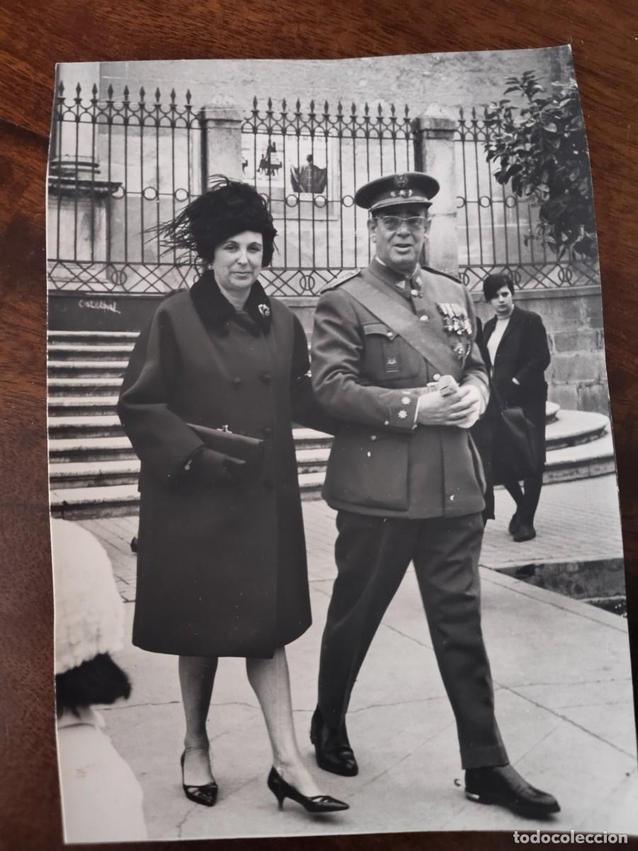 Militaria: Fotograf&iacute;a General a las puertas de la Catedral de Badajoz. Emilio Fot&oacute;grafo, Badajoz.