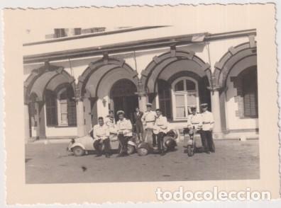 Militaria: Grupo de Infantes de Marina en las Bodegas Gonz&aacute;lez Bias. Jerez de la Frontera. Foto malet. A&ntilde;o 1955