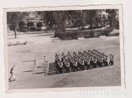 Militaria: Formaci&oacute;n de Infanter&iacute;a de Marina en el D&iacute;a de la Lura de Bandera en San Fernando (C&aacute;diz) en 1955.
