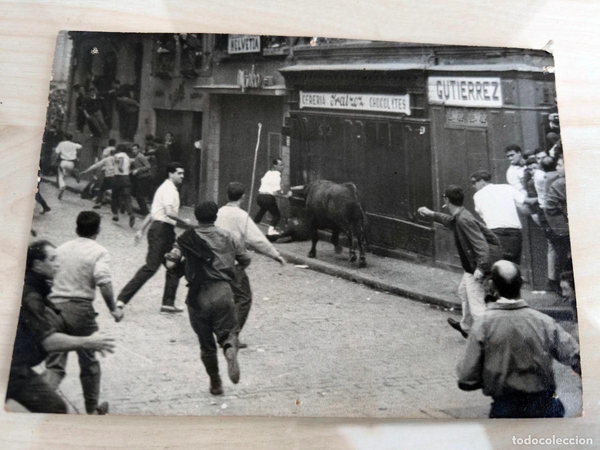 Militaria: Don Carlos Hugo De Borb&oacute;n y Parma en Pamplona haciendo un quite a un toro. Foto Prince. Requet&eacute;s