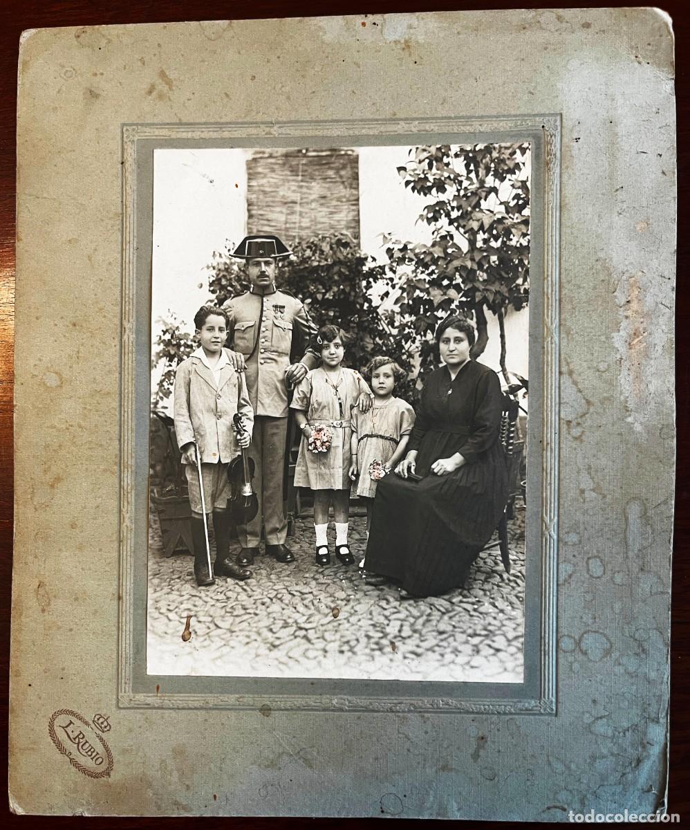 Militaria: ANTIGUA Y PRECIOSA FOTOGRAFIA DE GUARDIA CIVIL JNTO CON SU ESPOSA E HIJOS, MIDE 25,4 X 20,8 CMS. INC