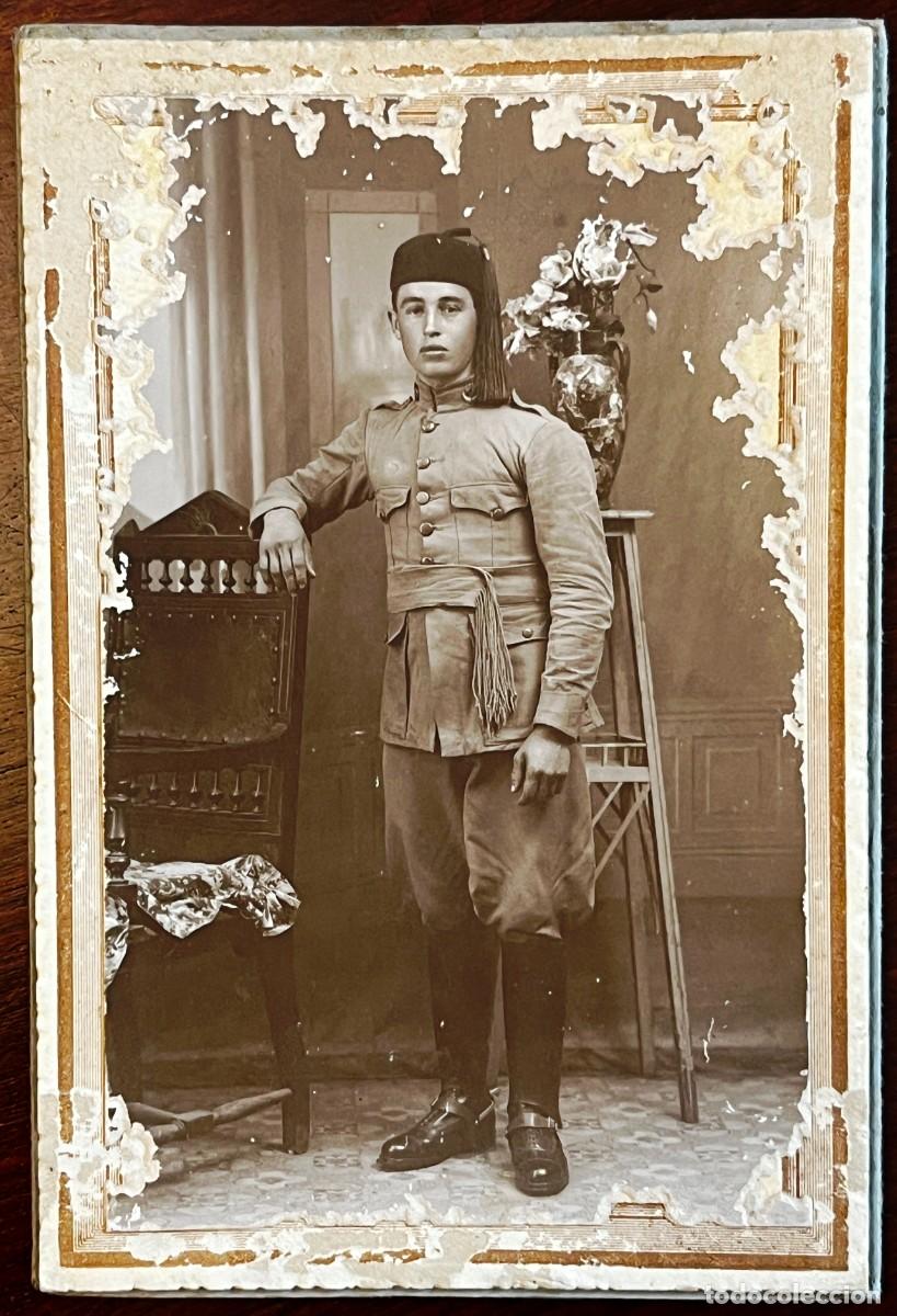 Militaria: Fotograf&iacute;a 15,2 &times; 10 cm. joven militar con uniforme colonial espa&ntilde;ol y prenda tipo tarbush/fez, pro